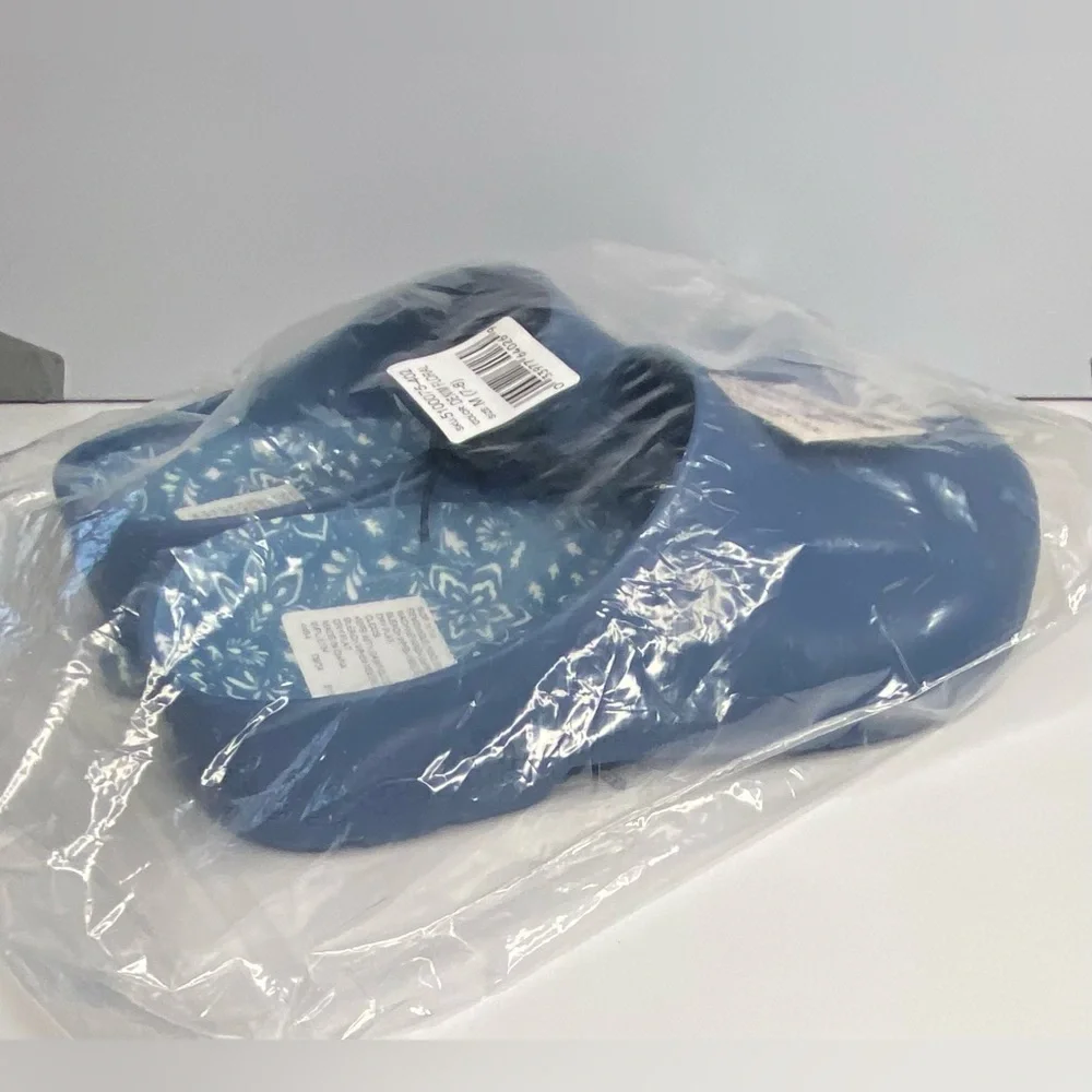 Muk Luks Slide-On Clogs, Slip-On Clogs & Glove Set,  Size: M (7-8) - Picture 12 of 13